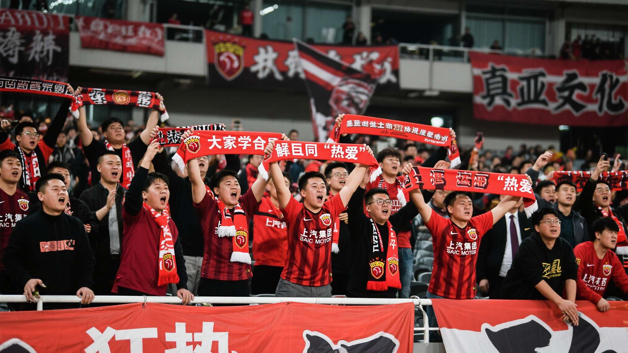 球迷层面，应当学会区分"热爱"与"狂热"。支持自己喜爱的球队，不需要建立在贬低他